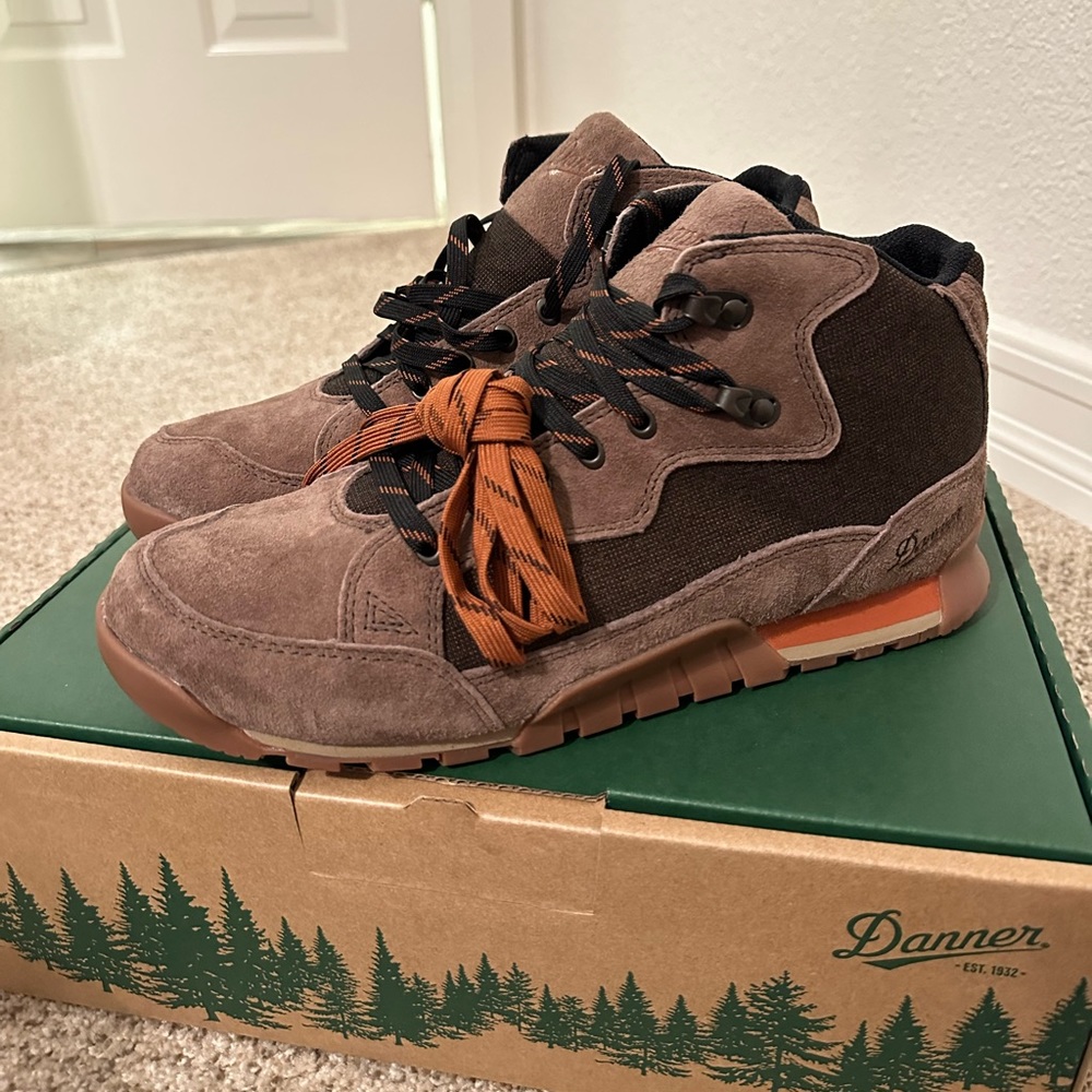 Brand new Danner Skyridge color Dark Earth boots.